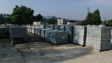 仿石PC透水磚生產現(xiàn)場