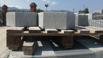 仿石PC透水磚生產現(xiàn)場