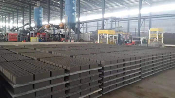 免托板磚機(jī)與普通水泥免燒磚機(jī)并行生產(chǎn)